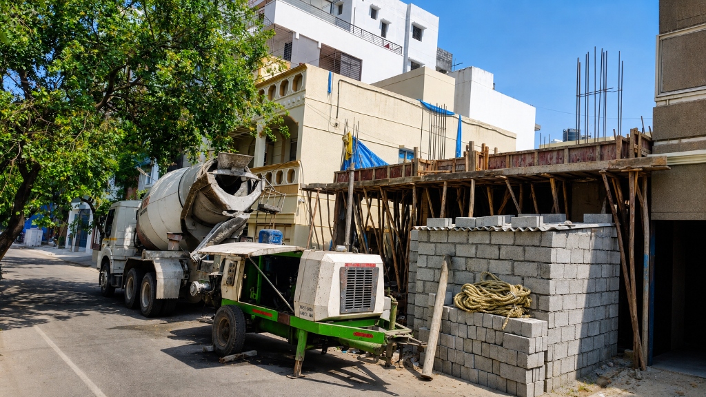 Live Site CCTV Stream — Active Slab Shuttering & Concrete Pouring